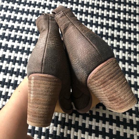 naughty monkey heeled boot - Picture 3 of 5